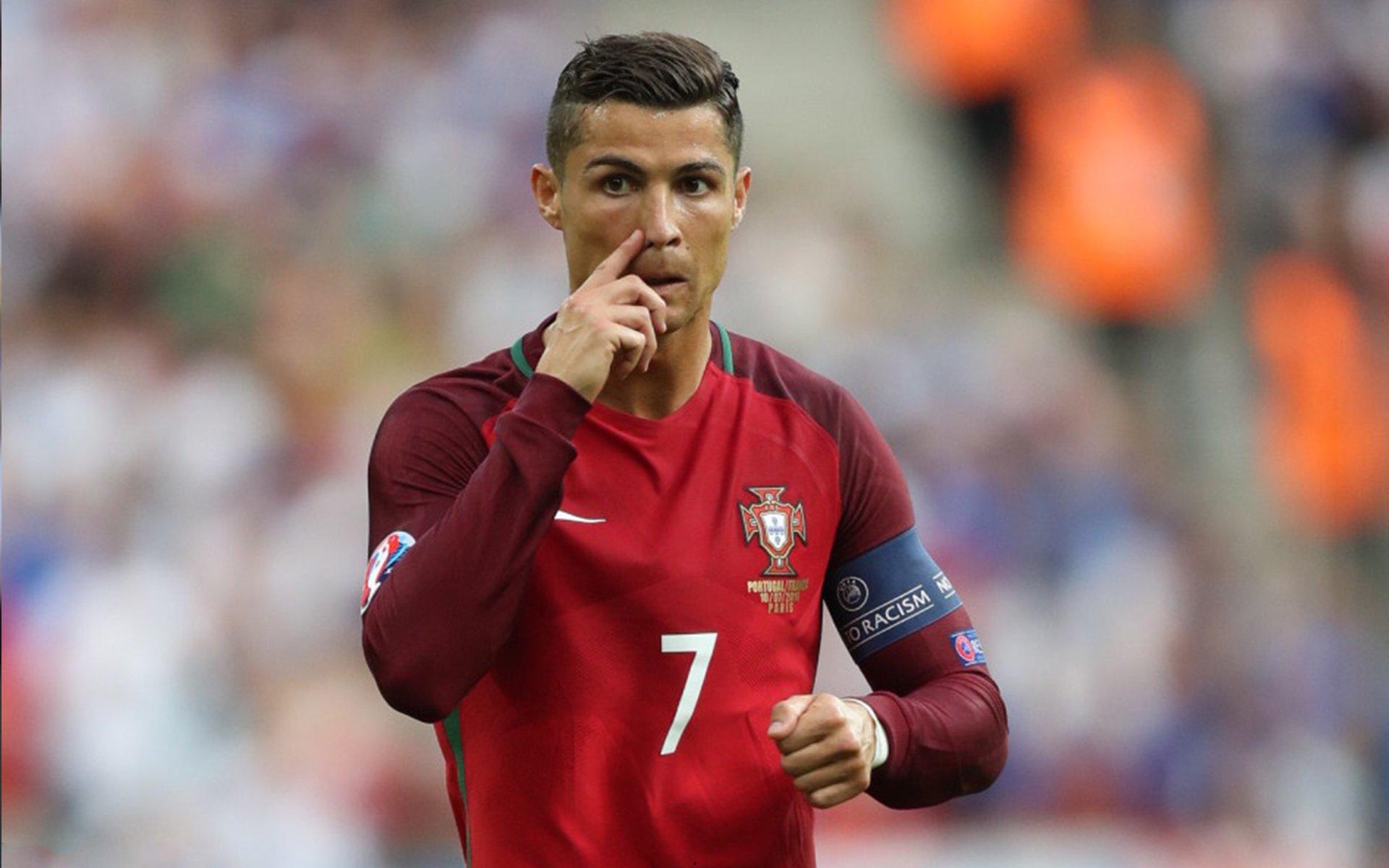 帕尔默慵懒坐姿引热议，脚踩世俱杯金球，球迷调侃习惯就好